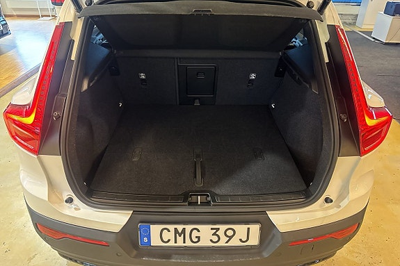 Volvo EX40 13 of 24