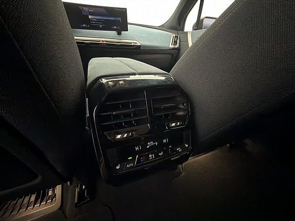 BMW iX 28 of 30