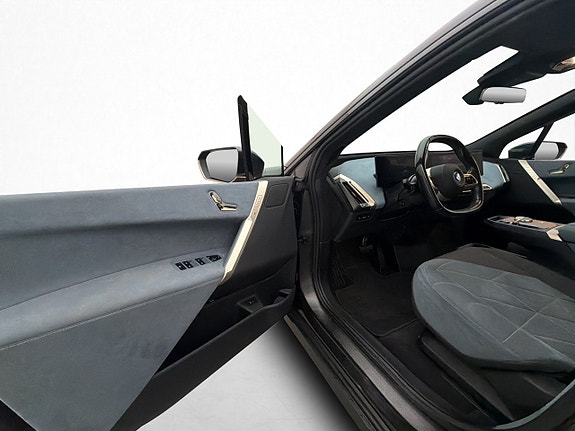 BMW iX 11 of 30
