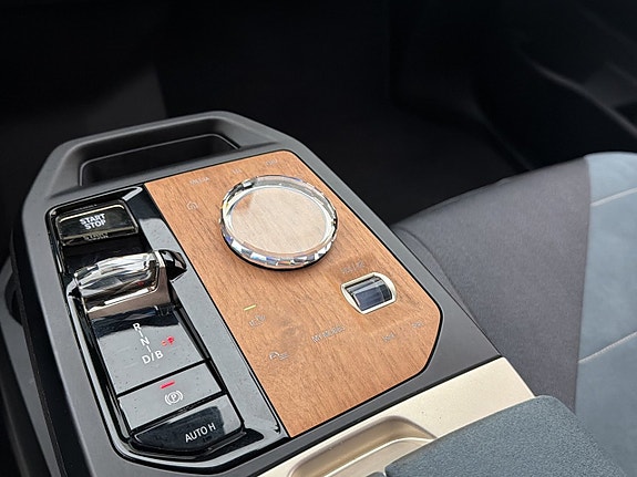 BMW iX 25 of 30