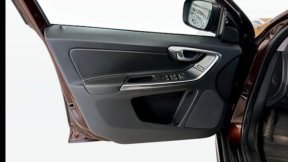 Volvo XC60 11 of 16