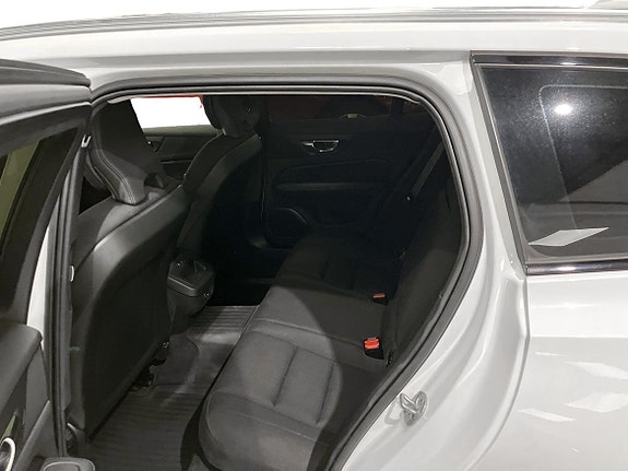 Volvo V60 Cross Country 8 of 16