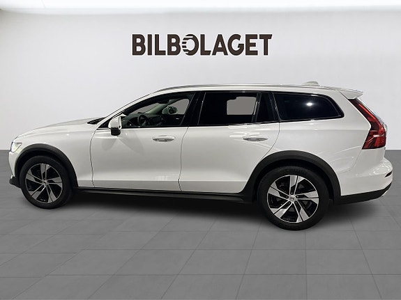 Volvo V60 Cross Country 2 of 16