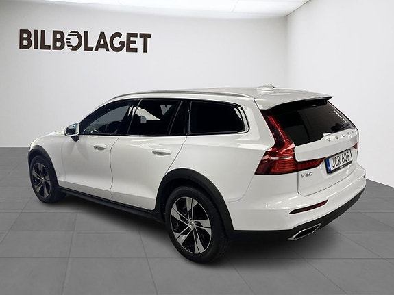 Volvo V60 Cross Country 3 of 16