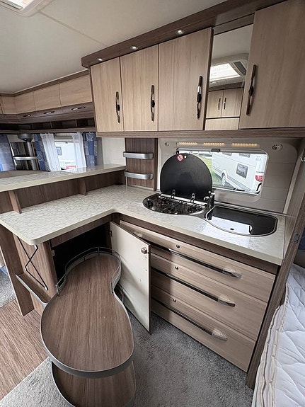 HOBBY 560 CFE DE LUXE. Dubbelsäng/Förtält/Tältmatta.2015 4 of 12
