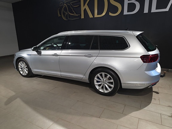 Volkswagen Passat 3 of 14