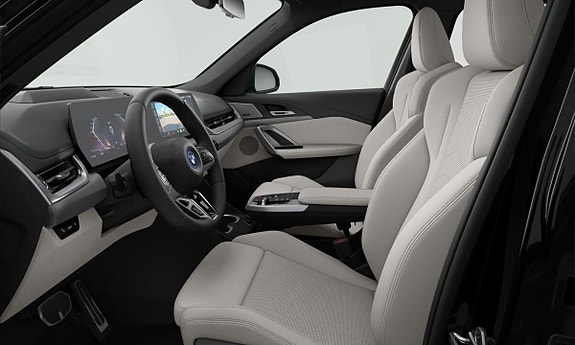 BMW iX1 4 of 5