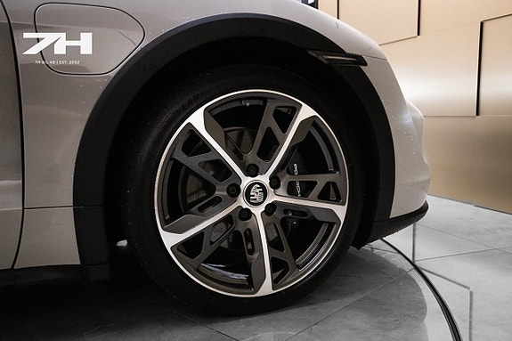 Porsche Taycan Cross Turismo 22 of 25