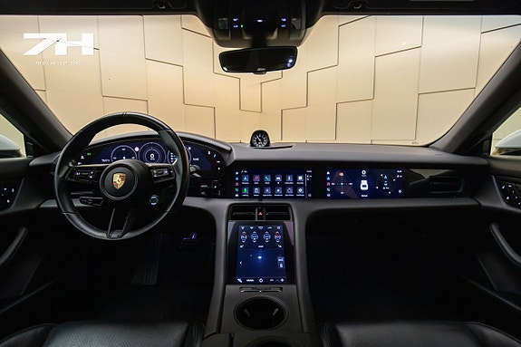 Porsche Taycan Cross Turismo 15 of 25