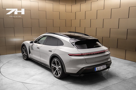 Porsche Taycan Cross Turismo 25 of 25