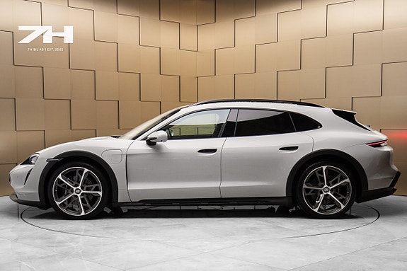 Porsche Taycan Cross Turismo 2 of 25