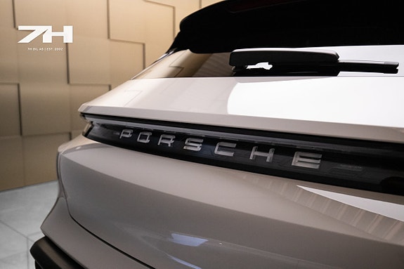 Porsche Taycan Cross Turismo 23 of 25
