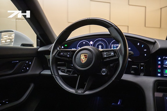 Porsche Taycan Cross Turismo 11 of 25