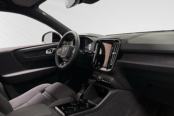 Volvo XC40 6 of 8