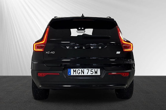Volvo XC40 2 of 8