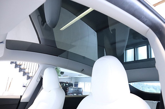 Tesla Model Y 9 of 13