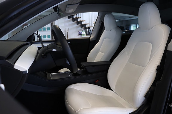 Tesla Model Y 7 of 13