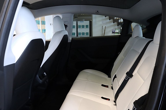 Tesla Model Y 10 of 13