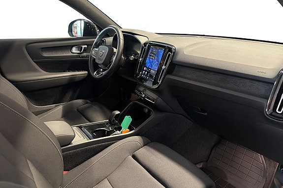 Volvo XC40 17 of 25