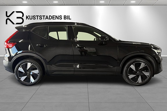 Volvo XC40 2 of 25