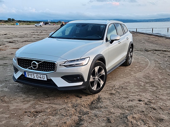 Volvo V60 Cross Country 2 of 4