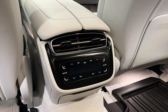 Mercedes-Benz EQS580 24 of 25