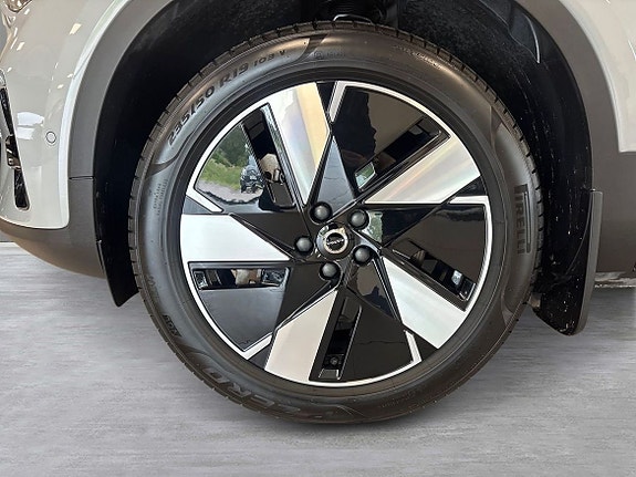 Volvo EX40 8 of 29