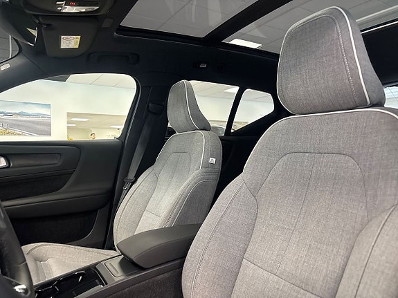 Volvo EX40 12 of 29