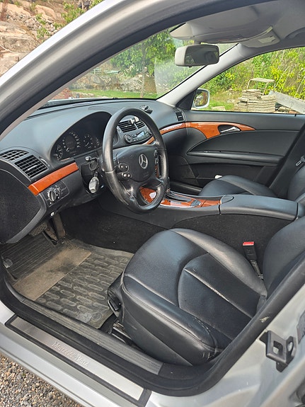 Mercedes-Benz E220 4 of 4