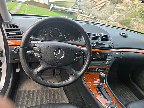 Mercedes-Benz E220 3 of 4