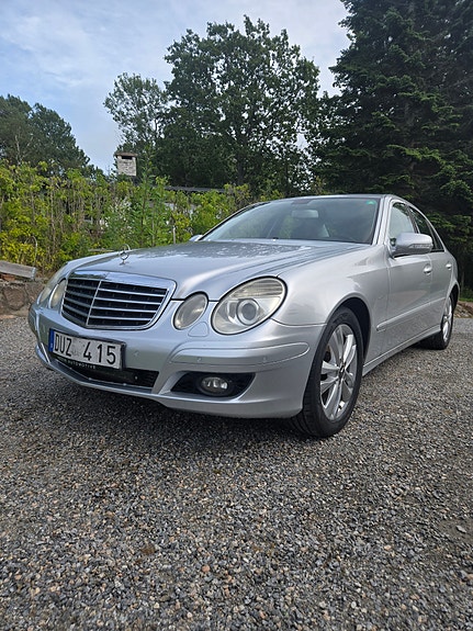 Mercedes-Benz E220 2 of 4