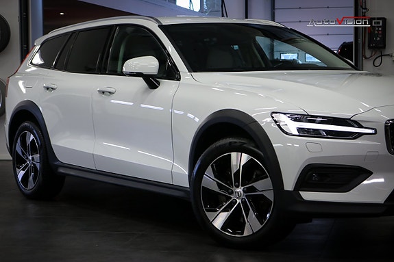 Volvo V60 Cross Country 3 of 30