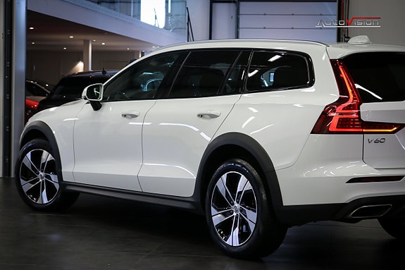 Volvo V60 Cross Country 5 of 30
