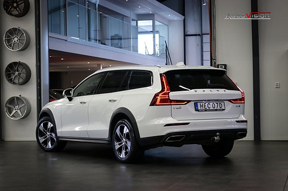 Volvo V60 Cross Country 2 of 30
