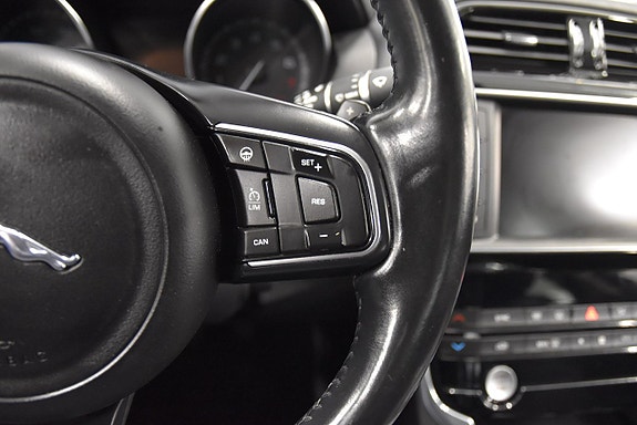 Jaguar XE 11 of 22