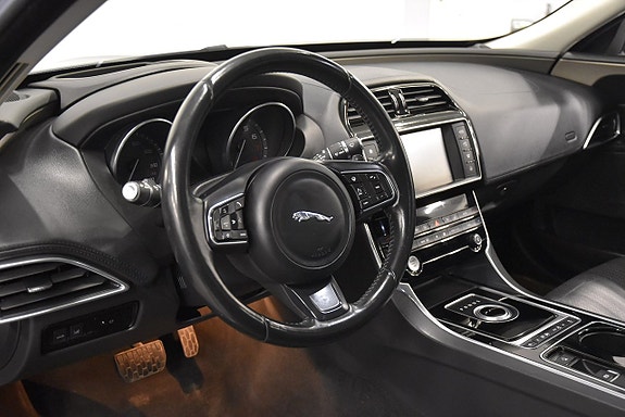 Jaguar XE 9 of 22