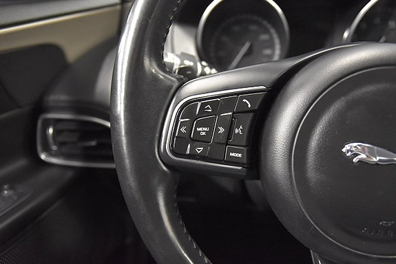 Jaguar XE 10 of 22