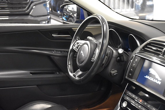 Jaguar XE 8 of 22