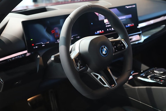 BMW i5 7 of 11