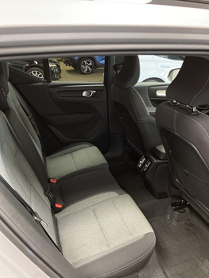 Volvo XC40 8 of 12