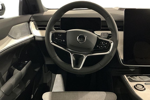 Volvo EX90 12 of 28