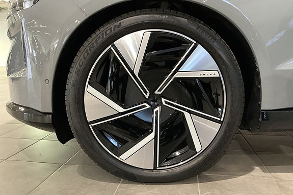Volvo EX90 10 of 28
