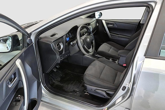 Toyota Auris 8 of 12