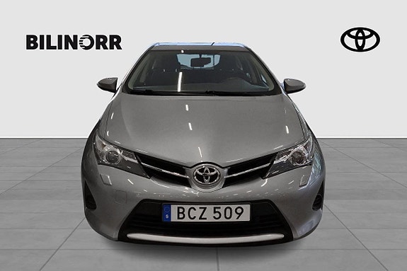 Toyota Auris 6 of 12