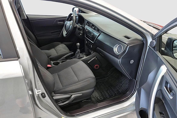 Toyota Auris 7 of 12
