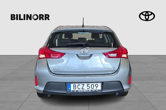 Toyota Auris 5 of 12