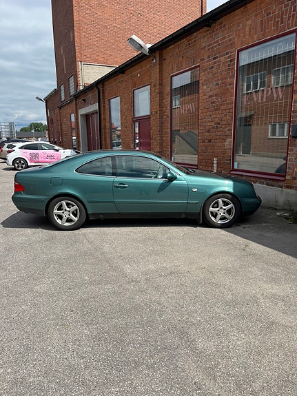 Mercedes-Benz CLK230 3 of 7