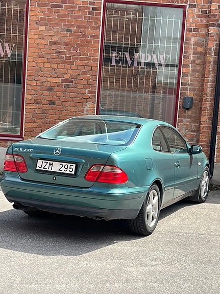 Mercedes-Benz CLK230 4 of 7