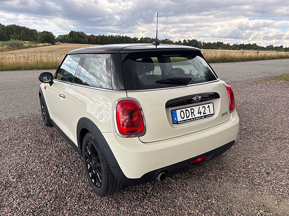 MINI Cooper 4 of 5