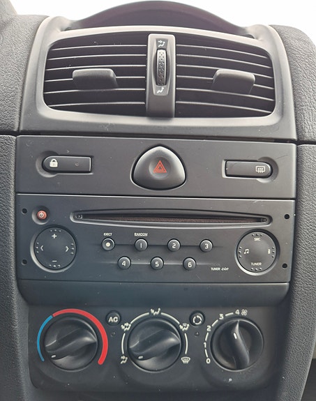 Renault Clio 11 of 18